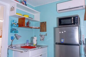 Refrigerador, microondas, horno y cafetera y tetera 
