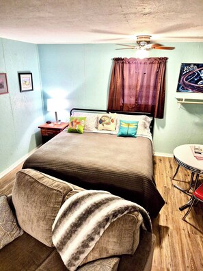 Tabla de planchar con plancha, wifi gratis y ropa de cama 