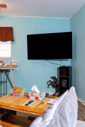 Televisión y oficina 