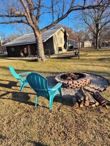 Cozy downtown studio for 2 within walking distance to Red River Station. Features a king bed, kitchenette, smart TV, Wi-Fi, free parking, and a peaceful private patio.