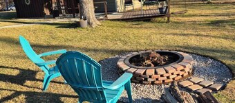 Cozy downtown studio for 2 within walking distance to Red River Station. Features a king bed, kitchenette, smart TV, Wi-Fi, free parking, and a peaceful private patio.