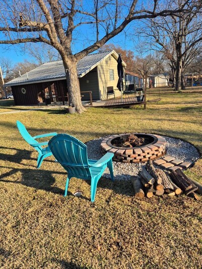 Cozy downtown studio for 2 within walking distance to Red River Station. Features a king bed, kitchenette, smart TV, Wi-Fi, free parking, and a peaceful private patio.