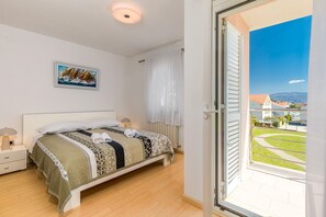 2 bedrooms, WiFi, bed sheets - Newly decorated apartment in a quiet part of Baška (Baška)