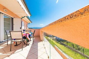 Outdoor dining - Newly decorated apartment in a quiet part of Baška (Baška)