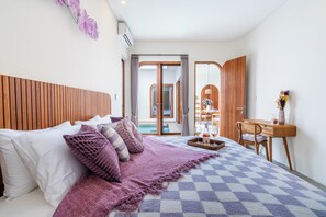 Desk, laptop workspace, free WiFi - Solari Butterfly Villa (Denpasar)