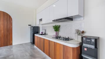 Full-sized fridge, microwave, stovetop, cookware/dishes/utensils