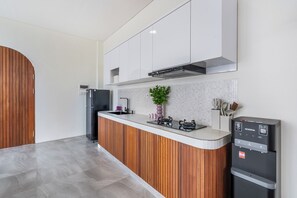 Tủ lạnh, lò vi sóng, bếp nấu, dụng cụ nấu nướng/bát dĩa/dao nĩa 