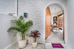 Outdoor dining - Solari Butterfly Villa (Denpasar)