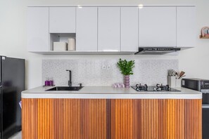 Kjøleskap, mikrobølgeovn, kokeplater og kjøkkenutstyr