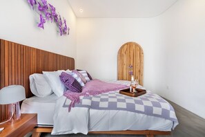 Skrivebord, skrivebord for bærbar PC og wi-fi (inkludert)