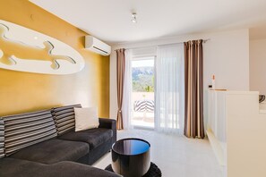 TV - Apartment Daisy is a newly renovated apartment in a quiet area of Baška with a large balcony. (Baška)