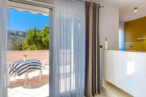 Interior - Apartment Daisy is a newly renovated apartment in a quiet area of Baška with a large balcony. (Baška)