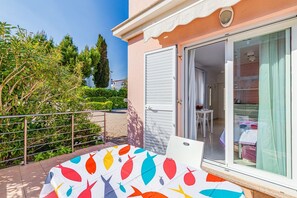 Outdoor dining - Studio Daisy is an air-conditioned apartment with a terrace, garden, Wi-Fi, and parking. (Baška)