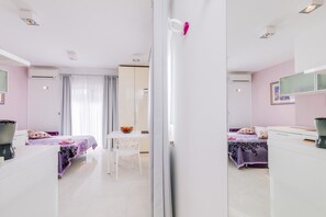1 bedroom, WiFi, bed sheets - Studio Daisy is an air-conditioned apartment with a terrace, garden, Wi-Fi, and parking. (Baška)