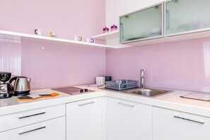 Refrigerador, parrilla de estufa, lavavajillas y cafetera y tetera 