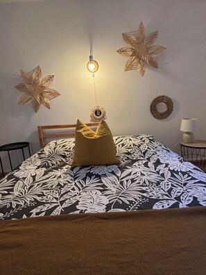 Tabla de planchar con plancha, wifi, ropa de cama