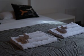 1 bedroom, WiFi, bed sheets - Mosahouse Naples Cozy terraced attic just steps from the sea (Napoli)