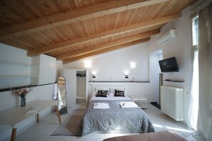 1 bedroom, WiFi, bed sheets - Mosahouse Naples Cozy terraced attic just steps from the sea (Napoli)