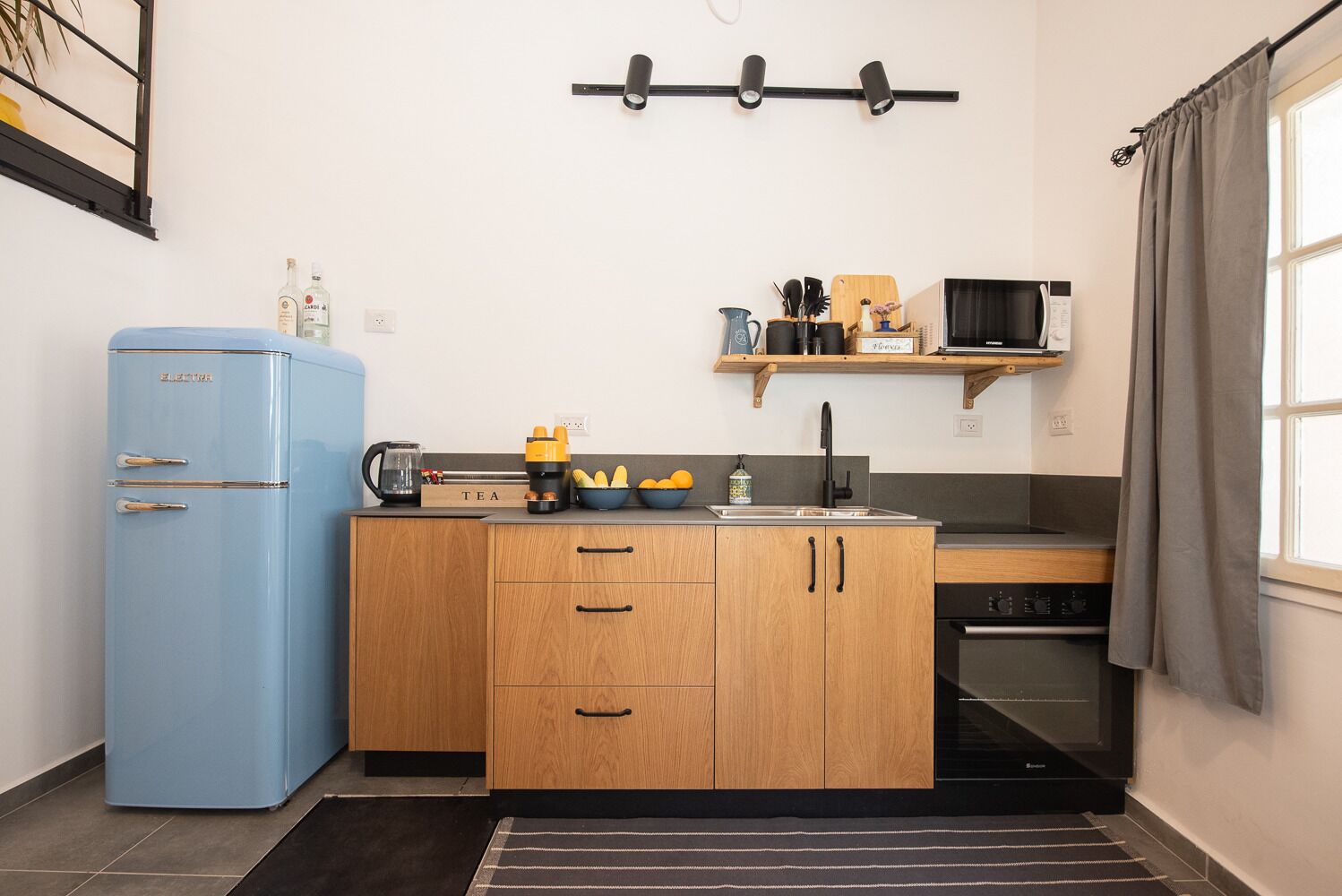 Kühlschrank, Mikrowelle, Ofen, Herdplatte