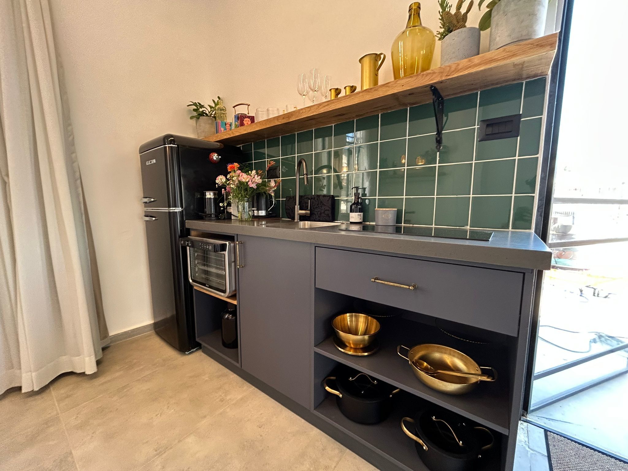 Réfrigérateur, micro-ondes, cafetière/bouilloire, tables à manger