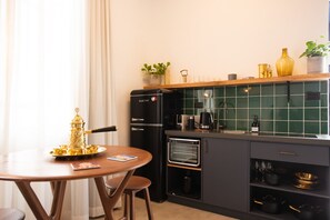 Kylskåp, mikrovågsugn, kaffe- och tebryggare och matbord