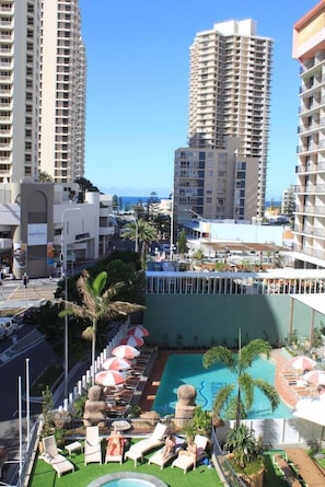 Outdoor pool - Bunk Backpackers Surfers Paradise Hostel (Gold Coast)