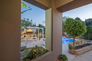 Outdoor dining - Villa Camellia (Rethymno)