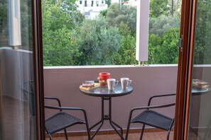 Outdoor dining - Villa Camellia (Rethymno)