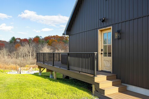 8 Acre Estate w Hot Tub, Deck, Fire Pit & Views!