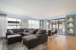Living area - Labrador Living Spacious Haven near Lagoon and Cafs (Labrador)