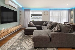 Living area - Labrador Living Spacious Haven near Lagoon and Cafs (Labrador)