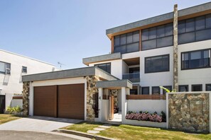Exterior - Labrador Living Spacious Haven near Lagoon and Cafs (Labrador)