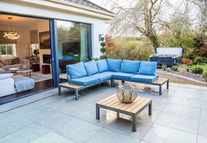 Terrace/patio - Luxury Home with Hot tub close to Killarney Town Centre (KY)