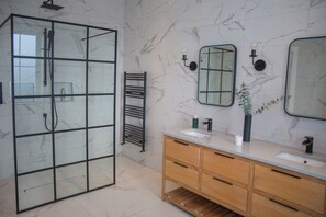 Secadora de cabello, toallas, jabón, papel de baño 