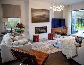 Living area - Luxury Home with Hot tub close to Killarney Town Centre (KY)