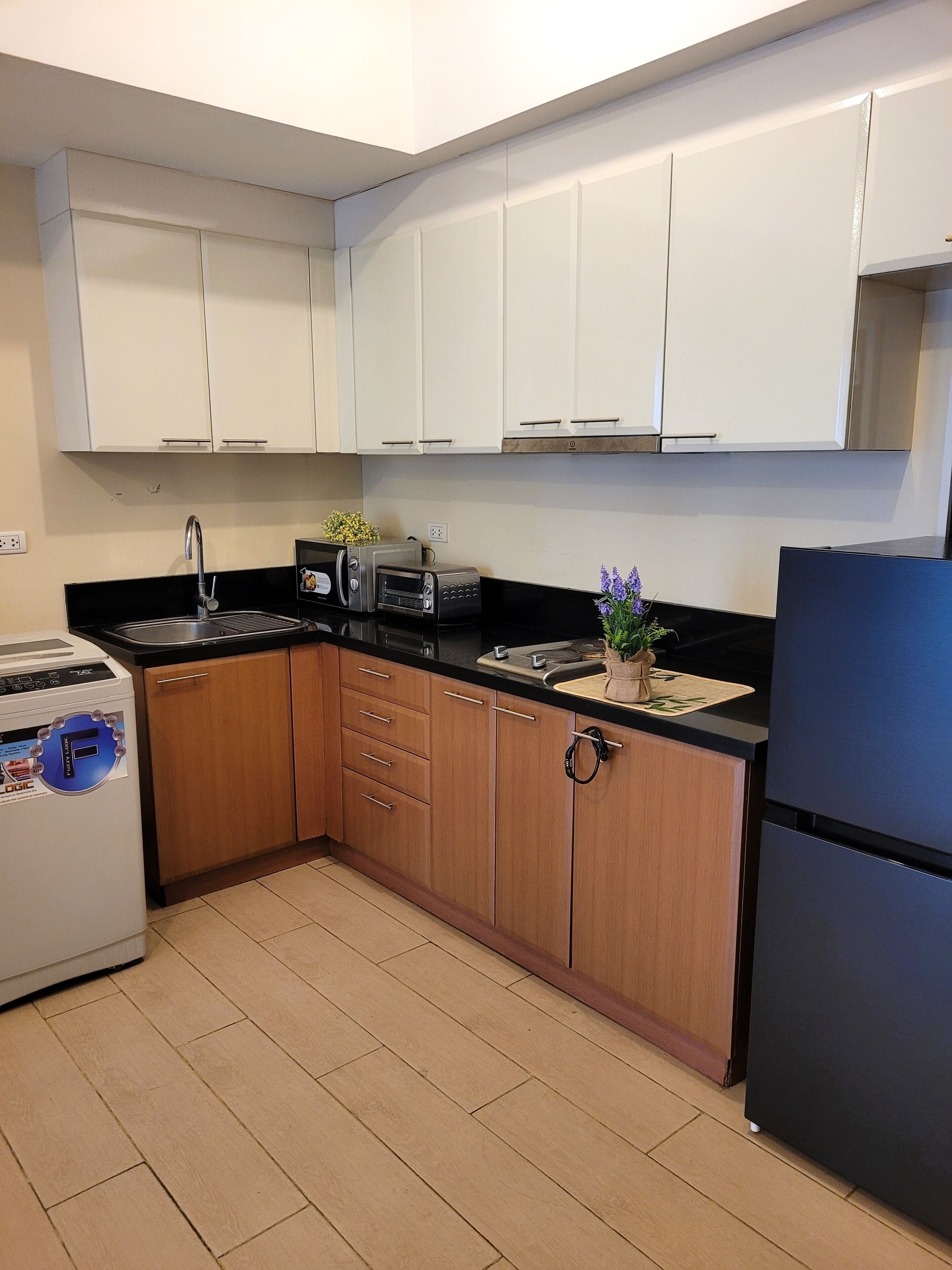 Comfort Studio, 1 Queen Bed, Balcony, City View | Private kitchenette | Mini-fridge, microwave, oven, cookware/dishes/utensils