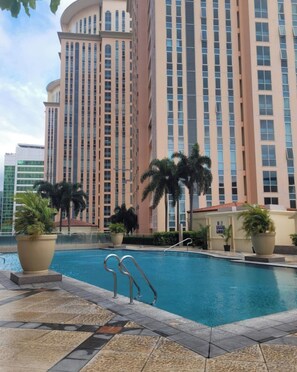Outdoor pool - Urban Studio with Balcony (Taguig)