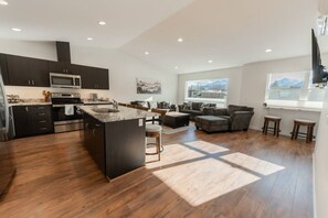 Fridge, microwave, oven, stovetop - Mountain View Townhome E| Walk to Downtown Joseph (Joseph)