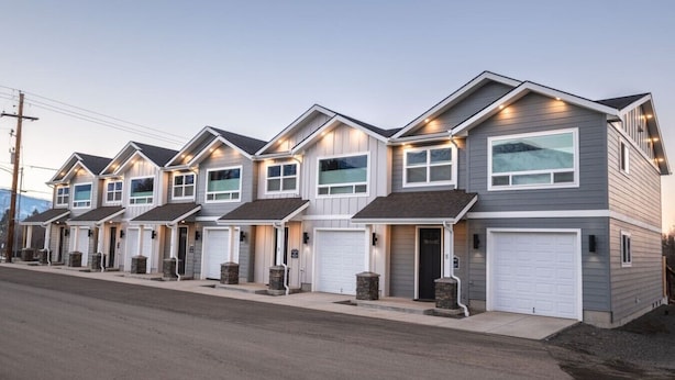 A row of townhouses with attached garages, a clear sky, and a street in the foreground. - Mountain View Townhome B |Walk to Downtown Joseph (Joseph)