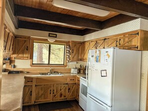 Jääkaappi, uuni, liesi, kahvin-/teenkeitin