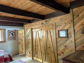 Iron/ironing board, free WiFi, bed sheets - Waters Edge offers a perfect blend of comfort, convenience, and lakefront charm. Come make unforgettable memories right on the shores of Wallowa Lake. (Joseph)