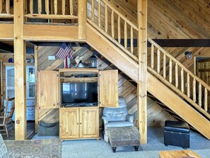 Living area - Waters Edge offers a perfect blend of comfort, convenience, and lakefront charm. Come make unforgettable memories right on the shores of Wallowa Lake. (Joseph)