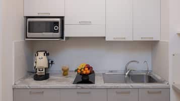 Frigobar, micro-ondas em uma área comum, máquina de café expresso