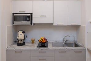 Mini-fridge, microwave, espresso maker, coffee/tea maker - B&B Domus Vettii (Pompei)