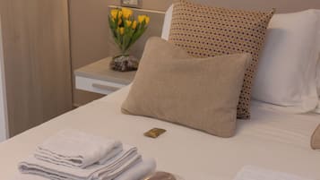 Deluxe tweepersoonskamer, balkon | Een bureau, een laptopwerkplek, verduisterende gordijnen, gratis wifi