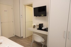 Standard Double Room, Balcony | Meja, ruang kerja komputer riba, langsir/tirai gelap terus 