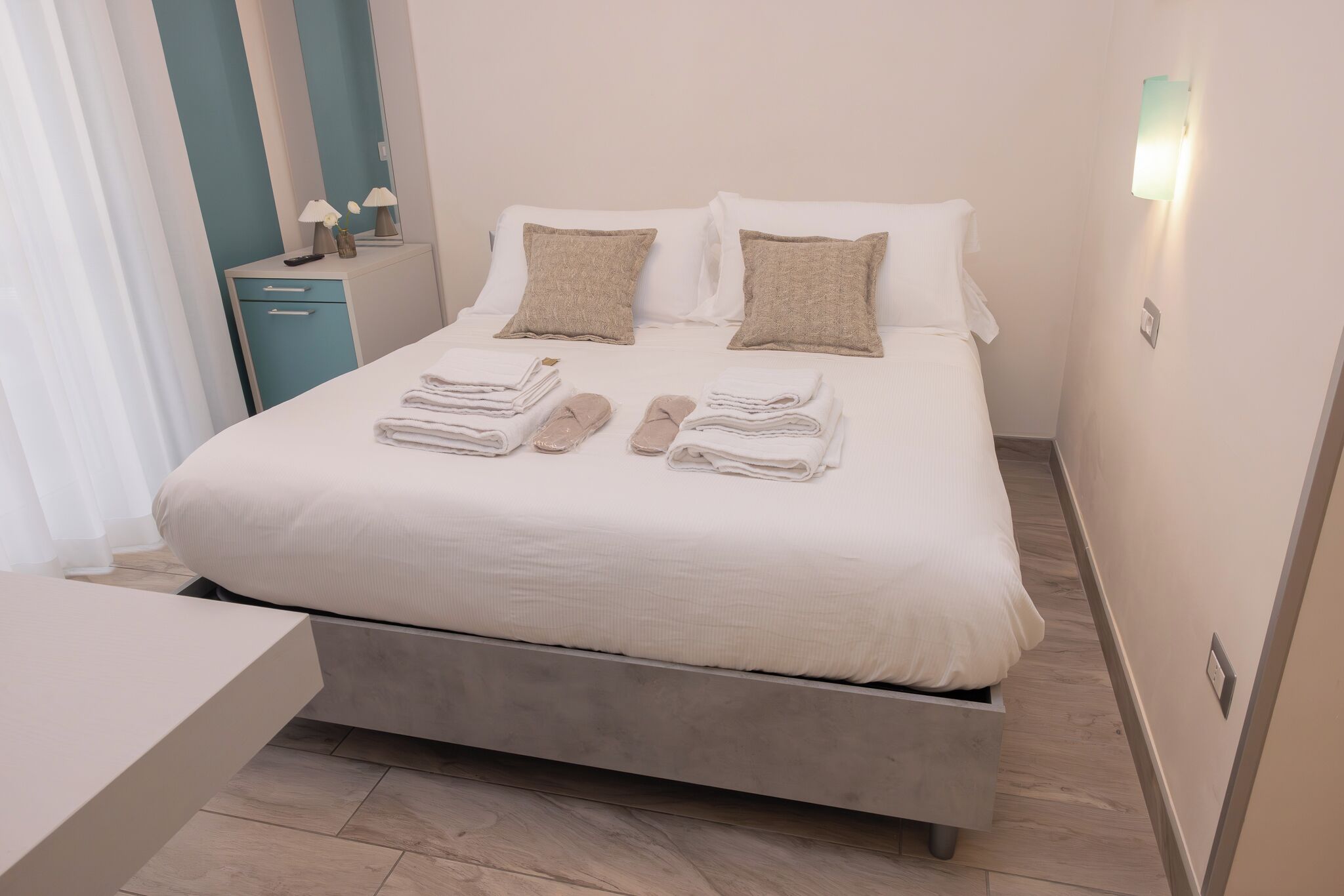 Bureau, espace de travail pour ordinateur portable, rideaux occultants