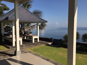 Terrace/patio - Air Sanih Beach Villa (Kubutambahan)