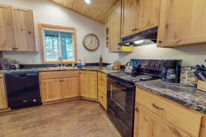 Fridge, microwave, oven, dishwasher - Perfect Getaway for Up to 8 Guests | Glacier Lake (Joseph)