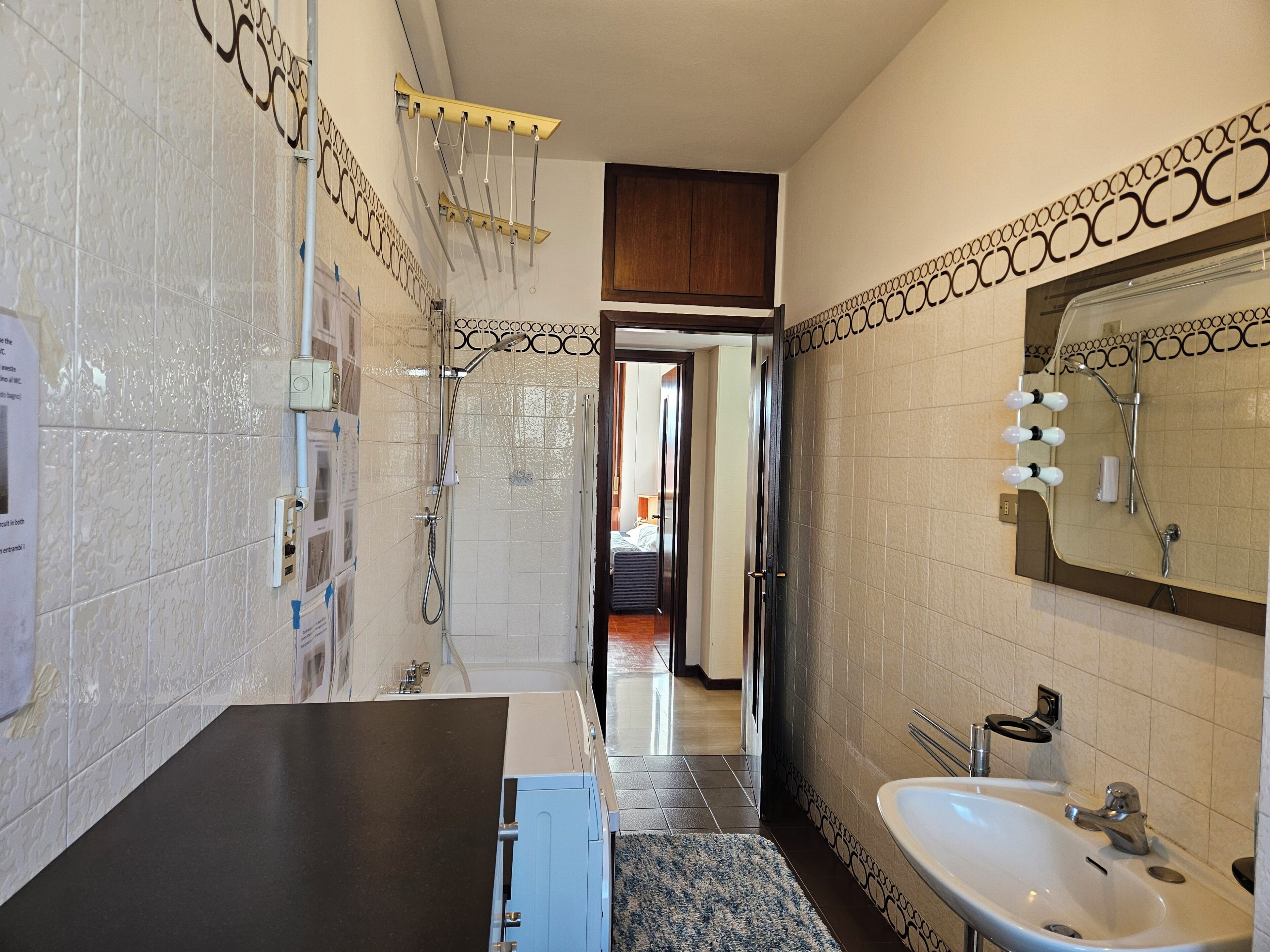 Asciugacapelli, bidet, asciugamani, sapone